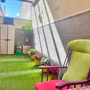 Habitación en casa particular Casa Ideal Familias Y Grupos Con Balcones Exterior Soleada Patios Cerca Alhambra, Sierra Nevada, Rio Genil, Lancha Del Genil, Parque Llano Y Reloj Del Sol Con Barbacoas, Campo De Futbol, Circuito Gimnasia, Granada